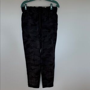 lululemon athletica on the fly black camo pattern pants